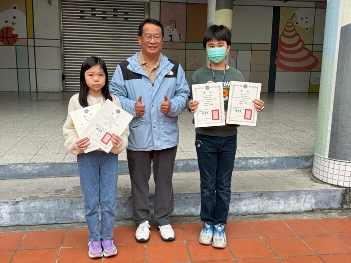 1141212兒童朝會教務處頒獎照片-Cool English七八月份自主活動圖片