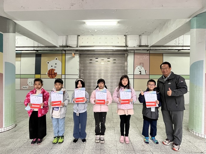 1150102兒童朝會教務處頒獎照片-三年級英語歌曲演唱比賽圖片