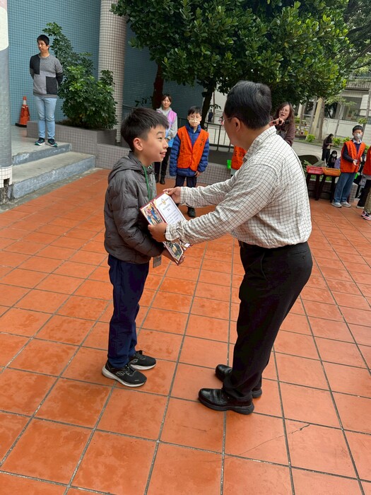 賀！本校6年16班徐安同學參加114年新北市政府警察局舉辦婦幼安全海報創作設計，榮獲金獎！圖片