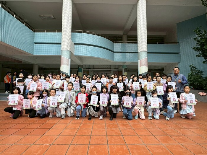 1141128兒童朝會學務處頒獎照片-合唱團圖片