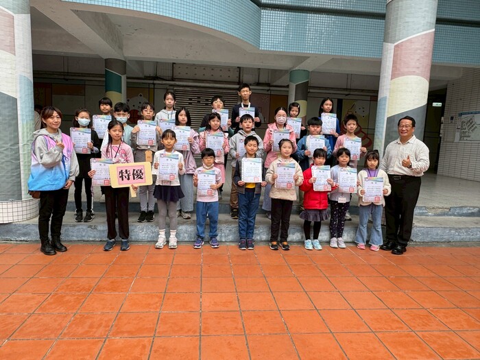 【第76期永平心橋】學習單徵選活動，二到六年級榮獲優等與特優同學兒童朝會領獎照片。圖片
