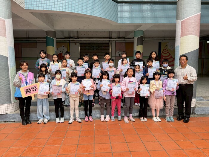 【第76期永平心橋】學習單徵選活動，二到六年級榮獲優等與特優同學兒童朝會領獎照片。圖片