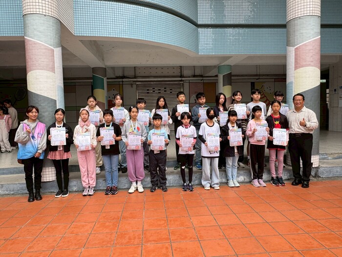 【第76期永平心橋】學習單徵選活動，二到六年級榮獲優等與特優同學兒童朝會領獎照片。圖片